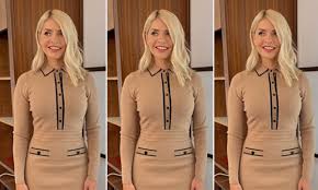 She's just had her pay bumped up by £200,000 to put her on the same salary as schofe. Holly Willoughby S Very Unique This Morning Outfit Divides Fans Hello