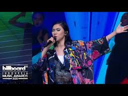 Isyana sarasvati menjelaskan, lexicon adalah sebuah kamus di mana akan ditemukan sekumpulan repertoire yang diciptakan untuk mewakili setiap episode perjalanannya. Round Festival Isyana Sarasvati Lexicon Litetube