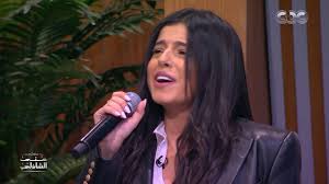 مريم عامر منيب فاجئتنا بصوتها في الغنا الغربي بتشجيع من اخواتها مع منى الشاذلي Youtube