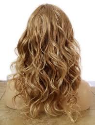 Strawberry blonde looks different from every angle, thanks to its golden quality that refracts light. Forever Young Hollywood Honey Wig Color 24b27c Strawberry Blonde Wa Wyman Wigs