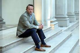 Por fin se enfrentaron carlos trejo y alfredo adame, no se subieron al ring, pero se dijeron de todo en una batalla de rap. Alfredo Adame Sigue En El Escandalo Corrio De Su Casa A Su Hijo Mayor El Diario Ny