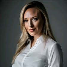 Robyn Higgs's Instagram, Twitter & Facebook