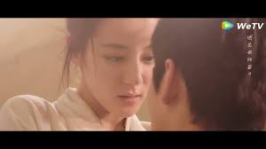 Glory couple's sweet kiss in the desert comes, and their infinite love  escalates