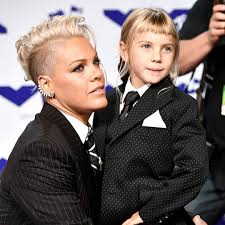 The singer, who shares daughter willow and son jameson with husband carey hart, is a proud mama who loves spending time with her. Pink Shows Off Daughter Willow S Singing Voice In Adorable Video E Online Deutschland