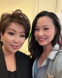 恭喜嘉玲姐姐58场，横跨3个月，一票难求的舞台剧“香港式离婚”昨天完满落幕。 穿着姐姐设计的Anirac裙子高兴捧场🎉🎉🎉 After 58