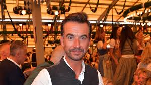 Er besitzt eine rote glücksunterhose, die er vor jeder großen show anzieht. Promiflash Telegram