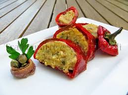 L'altra ricetta dei peperoni in agrodolce viene cucinata direttamente in padella, in modo da lavare ed asciugare i peperoni, dopodiché eliminare il picciolo con un coltellino e poi tagliarlo per lungo ed. Tra Pignatte E Sgommarelli Le Mie Ricette Peperoni Corno Imbottiti Con Patate Tonno Pane E Mandorle