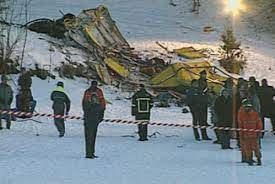Nel 1998 un aereo da guerra usa partito da aviano tranciava il cavo della funivia del cermis uccidendo 20 persone. Strage Funivia Del Cermis Anno 1998 20 Persone Persero La Vita Forzearmate Org