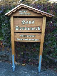 Schild In Balkengestell Mit Dach Holzschilder Hausschild Firmenschilder