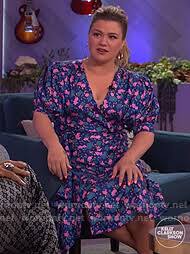 Wornontv Kelly S Blue Floral Wrap Dress On The Kelly Clarkson Show Kelly Clarkson Clothes And Wardrobe From Tv