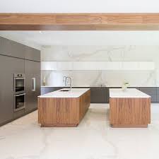 It shows how traditional and modern can marry into a gorgeous contemporary space with an airy, sophisticated feel. Avani Kitchens Ø¹Ù„Ù‰ ØªÙˆÙŠØªØ± A Grand Modern Avani Kitchen Space In Luxurious Materials And Twin Double Islands Luxurious Luxuriouslife Kitchendesign Modern Canadianmade Avanikitchens Countertops Backsplash Kitcheninspo Designinspo Interiors
