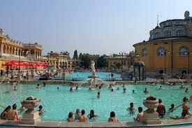 Le piscine più impressionanti sono quelle che si trovano all'esterno. Bagni Szechenyi Guida Sulle Terme Piu Grandi D Europa