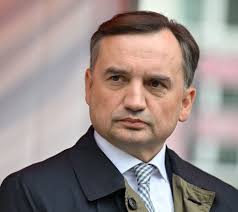 💬300 tysięcy osób, które przeszły na wcześniejszą emeryturę, dostaje  niższe świadczenia, bo Donald Tusk nie publikuje korzystnego dla nich  wyroku Trybunału Konstytucyjnego. ❗Dla Tuska ważniejszy od poprawy losu  tysięcy starszych ludzi jest