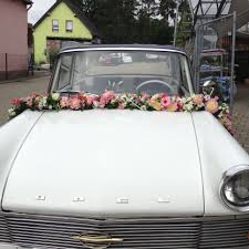 Girlande Auf Der Motorhaube Im Vintagelook Mit Sommerlichen Bluten Hochzeit Autodekoration Autoschmuck Autoschmuck Hochzeit Girlande Hochzeit Hochzeit Auto