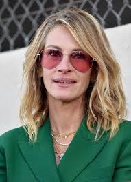 Anders sieht es bei braunen oder schwarzen haaren aus, etwa wenn der ansatz bereits komplett. Graue Haare Sind Schon Diese Stars Leben Es Vor