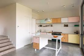 Vous trouvez votre cuisine rustique trop vieillotte ? Relooking Cuisine Bois 18 Exemples Pour Relooker Sa Cuisine Avant Apres