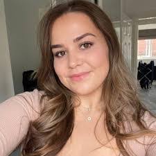 Holly Tompkins's Instagram, Twitter & Facebook