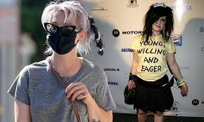 Kelly osbourne lost a whopping 85 lbs., and now she's opening up about how she did it. Kelly Osbourne Shows 85lb Weight Loss After Revealing She Underwent Gastric Sleeve Surgery Daily Mail Online