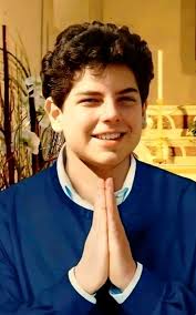 No saltes! Ofrécele una flor a San Carlo Acustis.