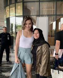 Hailee's uncle is fitness specialist and. Hailee Steinfeld Hungary On Twitter Haileesteinfeld Pose With Her Fans At The Airport In Jakarta Indonesia Today Via Teamhaileefr