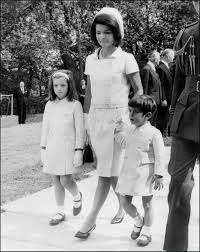 Jacqueline lee jackie kennedy onassis was an american socialite, book editor, writer, and photographer who became first lady of the united. Jackie Kennedy Ist Auch 20 Jahre Nach Ihrem Tod Eine Legende