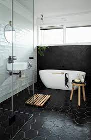 Weitere ideen zu badezimmer, badezimmer dachgeschoss, badezimmer dachschräge. Schwarze Fliesen Und Weisse Wande Im Kontrast In Fliesen Badezimmer Beispiele Badezimmer Renovieren Weisse Badezimmer Schwarz Weisse Badezimmer