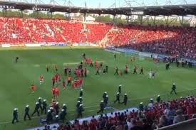 Przekazanie stadionu widzewa 3 lutego Skandaliczne Sceny Po Awansie Widzewa Lodz Do 1 Ligi Kibole Wtargneli Na Boisko Uderzyli Pilkarza Wideo