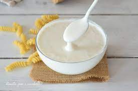 La panna montata viene utilizzata per la preparazione di tanti dolci ma, diciamolo, è buonissima anche da sola! Panna Fresca Da Cucina Fatta In Casa In 1 Min Anche Senza Latte