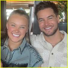 Kim Alves's Instagram, Twitter & Facebook