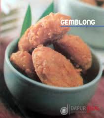 Campurkan tepung,aduk rata.tuangkan santan sedikit demi sedikit sambil diaduk rata sampai tepung tidak menggerindil. 12 Resep Kue Tradisional Sederhana Enak Dan Bikin Kangen Rumah