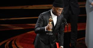 Oscarul pentru cel mai bun film a fost câştigat de „green book, regizat de peter farrelly. Premiile Oscar 2019 Mahershala Ali Cel Mai Bun Actor In Rol Secundar