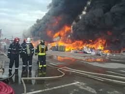 Complex doraly, pavilion p stand 1a, afumati, ilfov ilfov puncte de lucru: Incendiul De La Doraly A Fost Izolat Dar Pompierii Tot Nu Pot Intra Trei Oameni Au Ajuns La Spital Galerie Foto Video Mobile