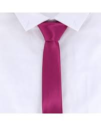 Une cravate est une bande de tissu destinée à être passée autour du cou, sous le col d'une chemise, et qui se noue par devant. Cravate Fushia Slim