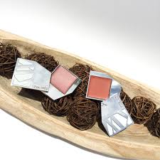 Kjaer weis abundance natural cream blushkjaer weis cream blush blends beautifully onto the skin and is richly pigmented for long lasting wear.abundance is a plummy taupe with an iridescent finish. Kjaer Weis Cream Blush Abundance Desired Glow Review Swatches The Beauty Endeavor