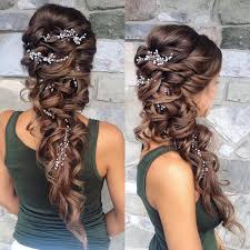The modern version—seen here on hailee steinfeld—has volume on the top and dimension in the back. Bridal Hairstyles Inspiration Hairstyle Ideas Hairstyle For Long Hair Bridal Hairstyle Wedding Hairstyle Beauty Haircut Home Of Hairstyle Ideas Inspiration Hair Colours Haircuts Trends