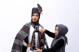 Baju kain tenun, jepara, jepara. Tampil Di Hong Kong Fashion Week 2019 Tuty Adib Angkat Tenun Jepara Dewiku Com