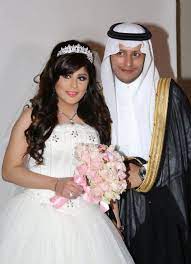 كانت بدايتها بالتمثيل خلال بداية العام 2010 عندما رشحها الفنان حسن عسيري للمشاركة بالأدوار الصغيرة ببعض الأعمال كتعريف. Ø²ÙØ§Ù Ø§Ù„Ù…Ø®Ø±Ø¬ Ø³Ù…ÙŠØ± Ø¹Ø§Ø±Ù ÙˆØ§Ù„Ù…Ù…Ø«Ù„Ø© Ø²Ø§Ø±Ø§ Ø§Ù„Ø¨Ù„ÙˆØ´ÙŠ Ù…Ø¬Ù„Ø© Ø³ÙŠØ¯ØªÙŠ