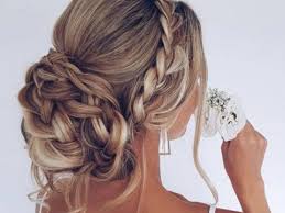 This flip gives dimension to the hairstyle and keeps the look from falling flat. 30 Cute Prom Hairstyles For Short Hair Society19