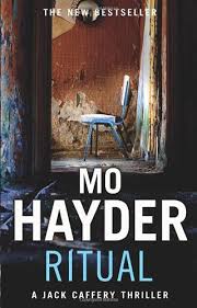Sie hat später viele jahre im ausland verbracht, unter anderem auch in tokio, wo sie eine zeit lang in einem nachtclub. Die Puppe Der 6 Fall Fur Jack Caffery Psychothriller Von Mo Hayder