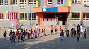 Milli eğitim bakanlığı, yüz yüze ve uzaktan eğitimde aşamalı geçiş planı doğrultusunda 12 ekim 2020 pazartesi günü itibariyle başlayacak olan ikinci yüz yüze eğitim için çocuğunu okula göndermek istemeyen velinin yazılı onayı alınacak ve okula gelmeyen öğrenciler devamsız sayılmayacak ancak. Yuz Yuze Egitim Basladi Aileler Tedirgin