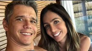 Na cama, Márcio Garcia surge em momento íntimo com a esposa