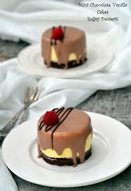Torturi Cu Mousse De Vanilie Si Crema De Zmeura Enjoy Dessert Desserts Cake Recipes Yummy Cakes