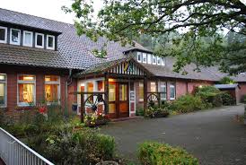 Die amerikanische chiropraktik begeisterte mich erstmals im jahre 2000, als ich in meiner schwangerschaft durch die behandlung eines lokalen chiropraktikers die ganzheitliche justierung. Jugendherberge In Inzmuhlen Steht Kurz Vor Dem Verkauf Tostedt