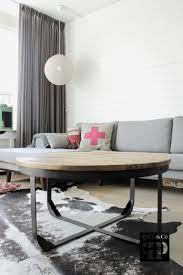 industriele salontafel met rond massief mango houten blad van quip co industriele salontafels salontafel interieur