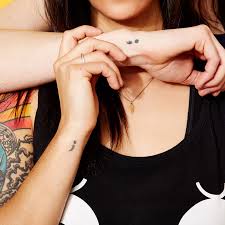 Das semikolon trennt sätze bzw. 3 Frauen Mit Semikolon Tattoo Erzahlen Ihre Geschichten