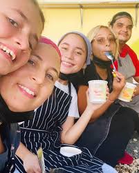 Los esperamos hoy sábado de 11-6pm 😎….14 sabores de helados en pintas y  vasitos calle 🍦, paletas refrescantes ❄️🍭, Party Cakes 🎂 y Chocolate  Chip cookie dough 🍪😋#todoveganoyglutenfree ✨✨✨ #muchogustopr