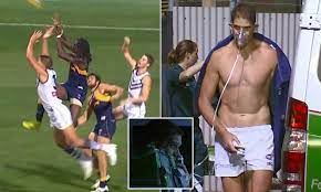 Aaron sandilands (born 6 december 1982) is an australian rules footballer. Fremantles Aaron Sandilands Suffers Suspected Punctured Lung At Domain Stadium Daily Mail Online