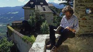 Reinhold messner lästert übers hallenklettern, günther maria halmer wagt sich auf unbekanntes terrain, und das kleinste haus deutschlands hat einen neuen besitzer. Reinhold Messner Interview Zum 75 Ich Hatte Nicht Gedacht Dass Ich 40 Werde Bayern 1 Radio Br De