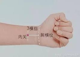 降低高血壓的3個實用妙法 橋弓穴 我們把頭轉過來 鼓起來這一條筋叫橋弓 我們用手從上往下推 可以抹一點潤滑油或膏藥 對急性的高血壓效果特別好 血壓突然升高引起頭疼 眼睛脹疼 從上往下推 一般2 3分鐘血壓就降下來了