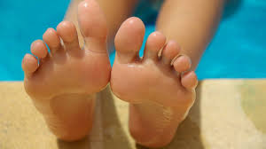 Für ihr fußbad zum selbermachen brühen sie je nach vorliebe entweder den lavendel oder die kamillenblüten nach 15 bis 20 minuten nehmen sie die füße aus dem wasser und tupfen diese mit einem handtuch trocken. Hornhaut Entfernen Mit Diesen Hausmitteln Werden Die Fusse Schon Utopia De